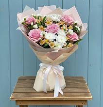 Букет цветов из:  Гвоздики, Орхидеи и Розы в Артемовском Свердловской области