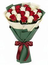 Букет Микс из красных и белых роз в Артемовском Свердловской области