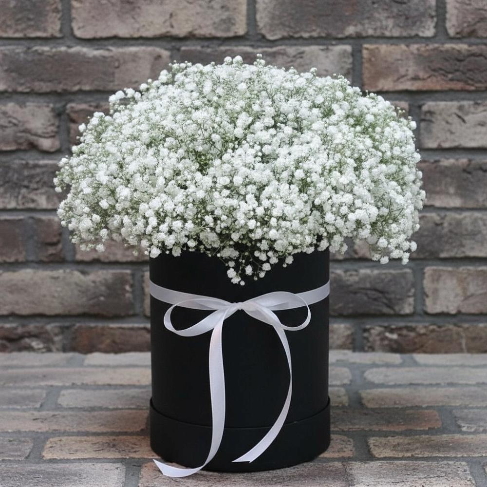 Цветочная композиция из Гипсофила в шляпной коробке в Артемовском Свердловской области