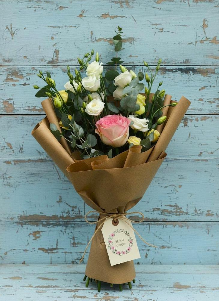 Букет цветов из: Розы и Лизиантусы в Артемовском Свердловской области