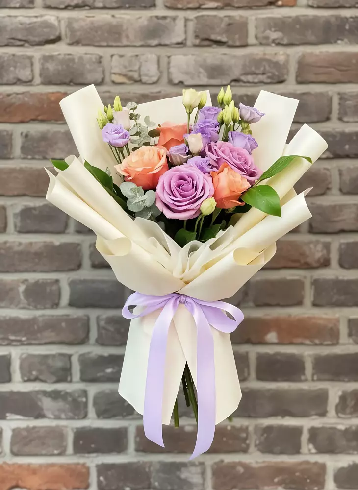 Букет цветов из: Лизиантусы и Розы в Артемовском Свердловской области