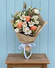 Букет цветов из:  Альстромерии, Лизиантусы, Розы и Хризантемы в Артемовском Свердловской области