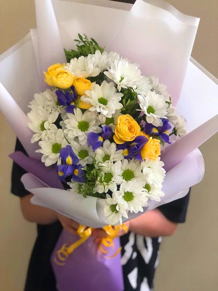 Букет цветов из: Ирисы, Хризантемы и Розы в Артемовском Свердловской области