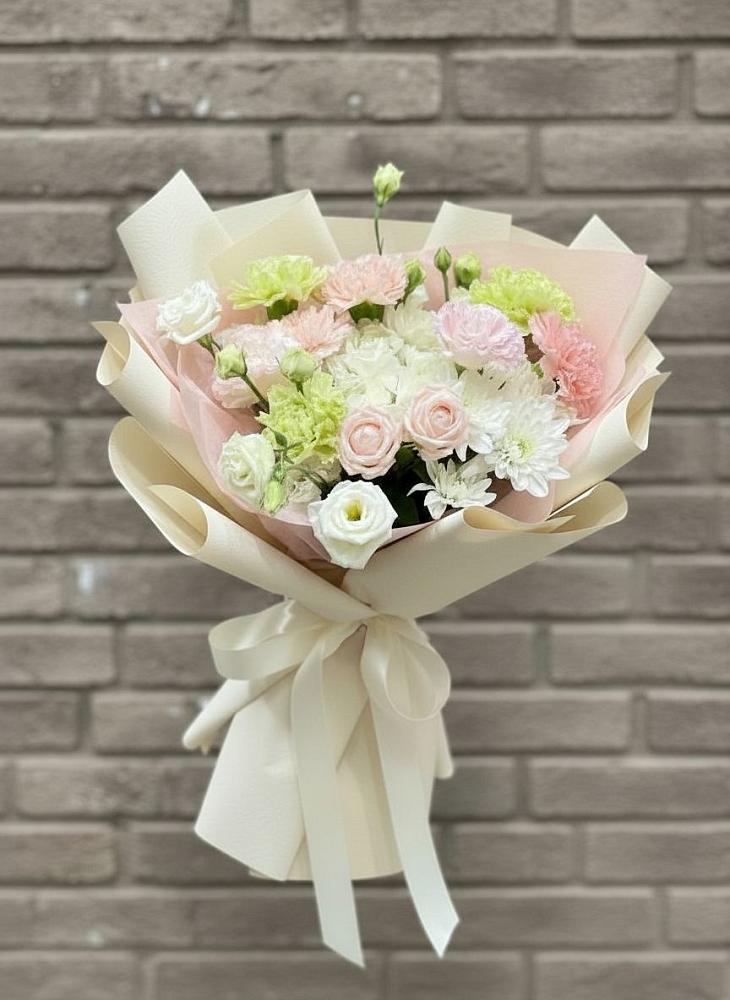 Букет цветов из: Гвоздики, Розы, Лизиантусы и Хризантемы в Артемовском Свердловской области