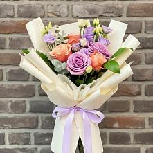 Букет цветов из:  Лизиантусы и Розы в Артемовском Свердловской области