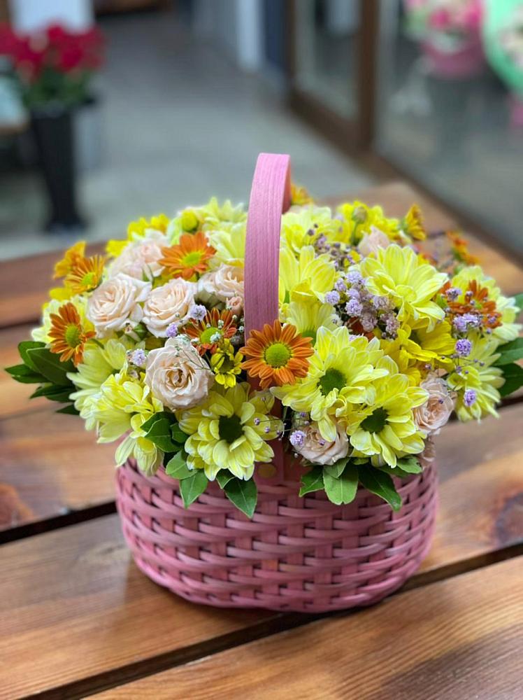 Цветочная композиция из Хризантемы и Розы в корзине в Артемовском Свердловской области