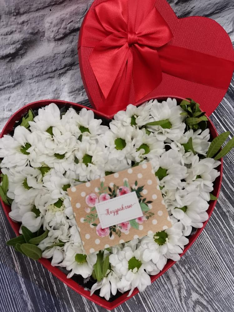 Цветочная композиция из Хризантемы в виде сердца в Артемовском Свердловской области