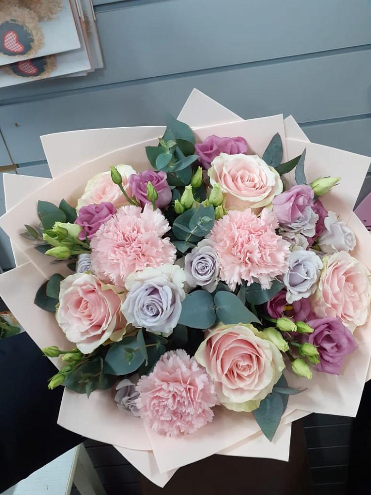 Букет цветов из: Розы, Гвоздики и Лизиантусы в Артемовском Свердловской области