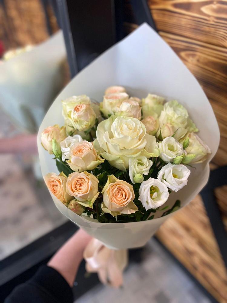 Букет цветов из: Розы и Лизиантусы в Артемовском Свердловской области